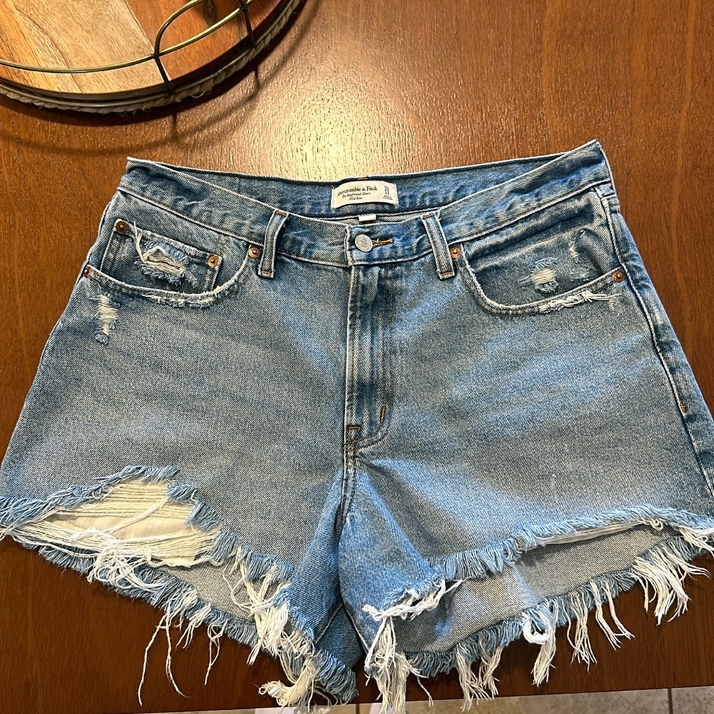A&F Curve Love mid rise boyfriend short